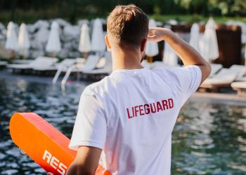 Спасатель у бассейна (Lifeguard) — Кипр 2026